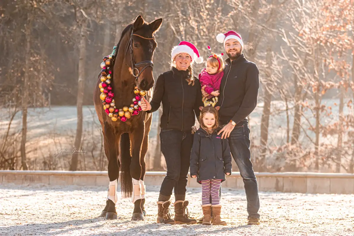 Die PferdeWert Familie: Benjamin und Sabine Reder mit Kindern und Stute Blossi
